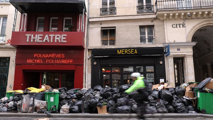 Des poubelles sur un trottoir à Paris, le 10 mars 2023, alors que les éboueurs font grève contre la réforme des retraites. (THOMAS SAMSON / AFP)