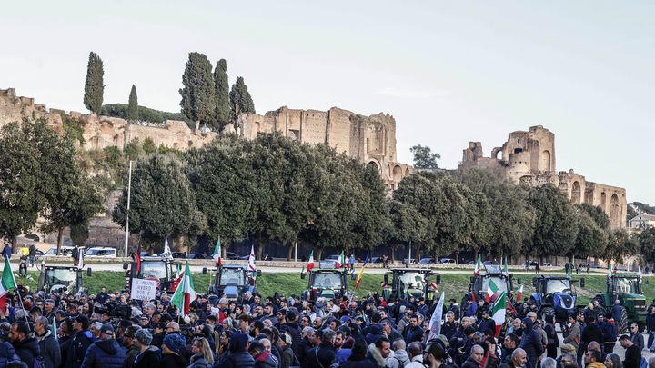 Des agriculteurs manifestent à Rome, le 15 février 2024. (RICCARDO DE LUCA / ANADOLU / AFP)