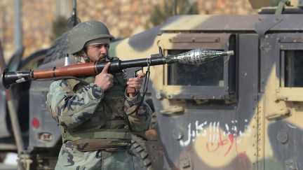 Un membre des forces de sécurité afghane, à Kaboul (Afghanistan), le 18 décembre 2017. (SHAH MARAI / AFP)