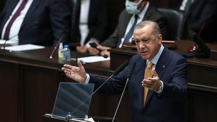 Le président turc Recep Tayyip Erdogan lors de la réunion du Parti justice et développement à l'Assemblée turque, le 28 octobre 2020.&nbsp; (ADEM ALTAN / AFP)