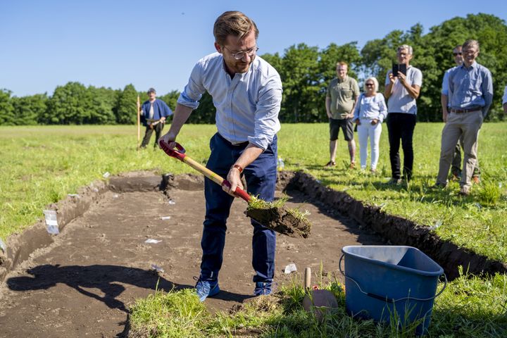 Le ministre du Climat et de l'Environnement norvégien, Sveinung Rotevatn, lance officiellement les travaux d'excavation d'un navire viking&nbsp;près de Halden (Norvège), le 26 juin 2020. (FREDRIK HAGEN / NTB SCANPIX / AFP)