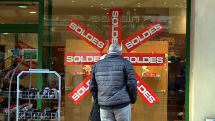 Un homme devant une vitrine, lors des soldes d'hiver qui ont commencé le 2 janvier 2016 dans l'Est, comme ici à Thionville (Moselle).&nbsp; (MAXPPP)