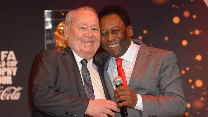 Just Fontaine en compagnie de Pelé lors du Trophy Tour de la Coupe du monde 2014, le 10 mars de la même année. (AFP)