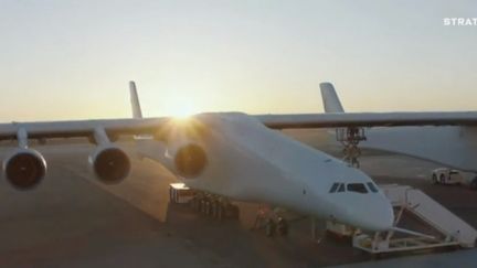 Aux États-Unis, le plus grand avion du monde a effectué son premier vol au-dessus du désert californien. Une prouesse chapeautée par Paul Allen, cofondateur de Microsoft. (FRANCE 2)