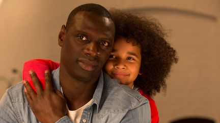 Omar Sy et Gloria Colston, un père et sa fille dans "Demain, tout commence".
 (Julien Panié / Vendôme - Mars)