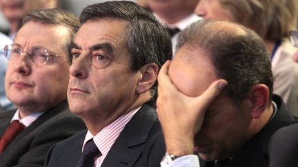 Fran&ccedil;ois Fillon (C) et Jean-Fran&ccedil;ois Cop&eacute; (D), le 27 septembre 2012 &agrave; Marcq-en-Bar&oelig;ul (Nord).&nbsp; (BAZIZ CHIBANE / SIPA)