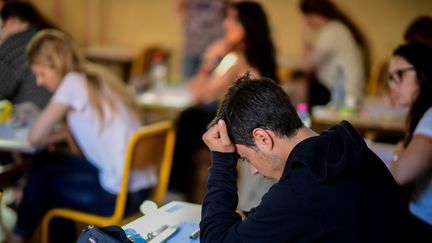 Des élèves passent le bac pendant l'épreuve de philosophie dans un lycée parisien. (MARTIN BUREAU / AFP)