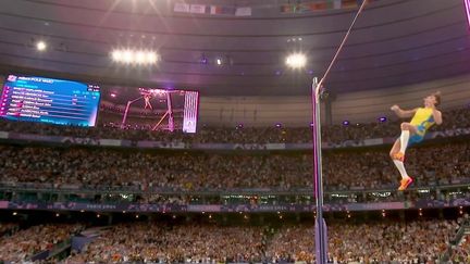 Lundi 5 août, le record du monde de saut à la perche s'est une nouvelle fois élevé un peu plus haut avec Armand Duplantis. Le Suédois a franchi la barre des 6,25 mètres pour remporter un deuxième titre de champion olympique. (France 2)