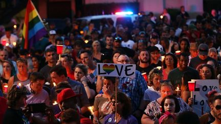 Des anonymes rendent hommage aux victimes de la tuerie dans la boîte de nuit Pulse, à Orlando (Floride, Etats-Unis), le 19 juin 2016. (SPENCER PLATT / GETTY IMAGES NORTH AMERICA)