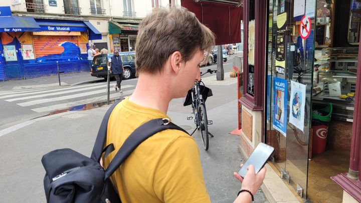 Sébastien achète deux paniers par semaine de fruits et légumes invendus chez un primeur de son quartier, dans le 18e arrondissement de Paris. Il économise 80 euros par mois.&nbsp; (THOMAS GIRAUDEAU / RADIOFRANCE)