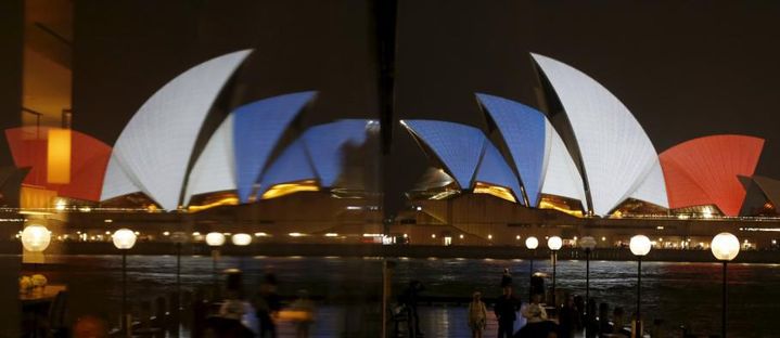 L'opéra de Sydney, en Australie, aux couleurs du drapeau français (JASON REED / REUTERS)