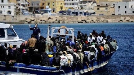 Arrivée d'un bateau de migrants sur la petite île italienne de Lampedusa, située entre les côtes africaines et la Sicile (avril 2011). (FILIPPO MONTEFORTE/AFP)