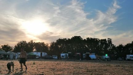 Après à peine deux jours de présence sur le site de Saint-Parize-le-Chatel, les fêtards ont quitté les lieux vers 18h ce lundi 13 juillet.&nbsp; (Victor Vasseur FRANCEINFO / RADIOFRANCE)