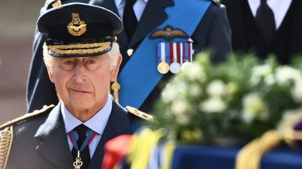 Le roi Charles III marche derrière le cercueil de sa mère à Londres le 14 septembre. (MARCO BERTORELLO / AFP)