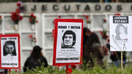 Une affiche avec une photo du chanteur Victor Jara lors de la commémoration du 49e anniversaire du coup d'État militaire de 1973. (JAVIER TORRES / AFP)