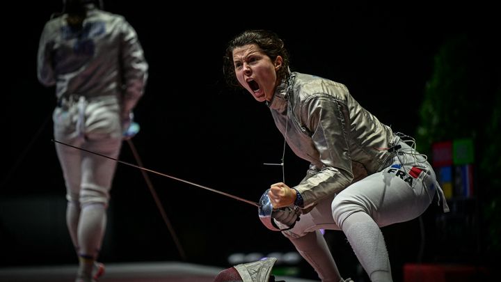 La Française Cecilia Berder lors du Championnat d'Europe d'escrime à Bâle, Suisse, le 22 juin 2024. (OLIVIER CHASSIGNOLE / AFP)