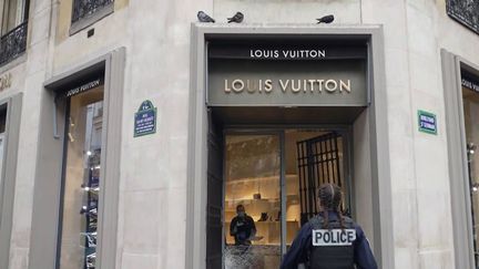 Une boutique Louis Vuitton à Paris a été cambriolée dans la nuit de dimanche à lundi. Quatre individus ont dérobé des centaines d’articles. (France 2)