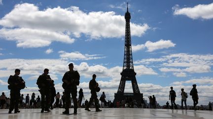 Des militaires de la force Sentinelle patrouillent sur le Trocadéro, à Paris, le 25 juin 2017. (LUDOVIC MARIN / AFP)