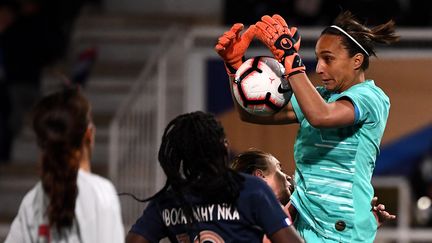 La gardienne de l'équipe de France, Sarah Bouhaddi, lors d'un match entre la France et le Japon, le 4 avril 2019 au stade de l'Abbé-Deschamps à Auxerre (Yonne). (FRANCK FIFE / AFP)