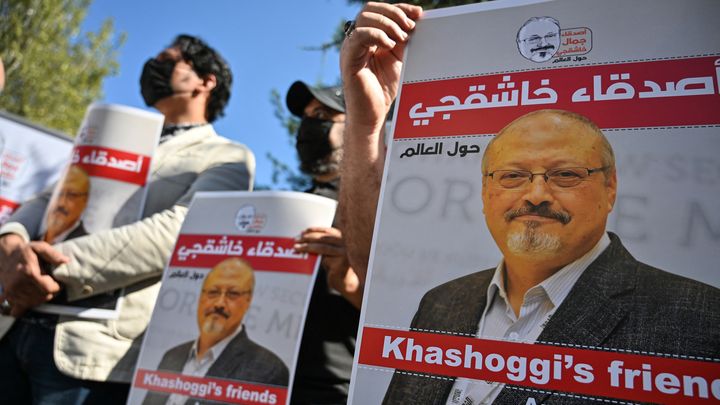 Marche en mémoire du journaliste Jamal Khashoggi devant le consulat d’Arabie saoudite à Istanbul, pour le 2e anniversaire de son assassinat, le 2 octobre 2020. (OZAN KOSE / AFP)