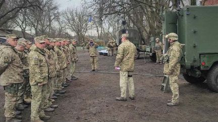 Des soldats ukrainiens sont réunis près de la frontière avec la Russie, dans le Donbass, le 14 avril 2021. (ARMED FORCES OF UKRAINE / ANADOLU AGENCY / AFP)