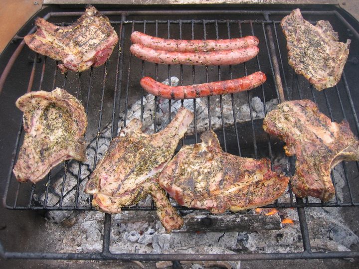 De la viande en train de griller lors d'un barbecue.

 (NATHALIE DOMÉNÉGO /  RADIO FRANCE)