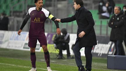 Marquinhos et Pochettino (PSG) (PHILIPPE DESMAZES / AFP)