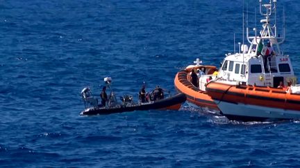 Les migrants de l'"Open Arms" secourus par&nbsp;un navire de patrouille espagnol, le 20 août 2019.&nbsp; (LOCALTEAM / AFP)