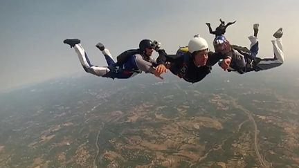 Lot : le curé de Marcilhac-sur-Célé saute en parachute