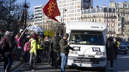 Des participants aux "convois de la liberté" à Paris, le 12 février 2022.&nbsp; (LAURE BOYER / HANS LUCAS / AFP)