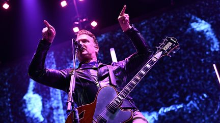 Josh Homme le chanteur de Qeens of the Stone Age, lors d'un concert à Inglewood (Etats-Unis), le 9 décembre 2017. (EMMA MCINTYRE / GETTY IMAGES NORTH AMERICA / AFP)