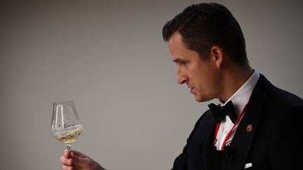 Le Letton Raimonds Tomsons, sacré meilleur sommelier du monde le 12 février 2023, le 10 février 2023 à Paris. (CHRISTOPHE ARCHAMBAULT / AFP)