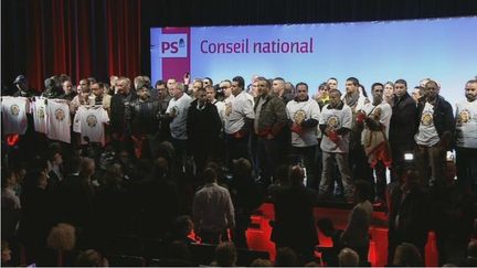 Des salari&eacute;s de PSA ont envahi le Congr&egrave;s natyional du Parti socialiste, le 13 avril 2013, &agrave; La Villette, &agrave; Paris. (PS / FRANCETV INFO)