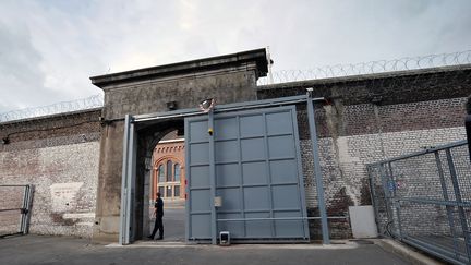 Une porte de la maison d'arrêt de Béthune, en mai 2011.&nbsp; (PHILIPPE HUGUEN / AFP)