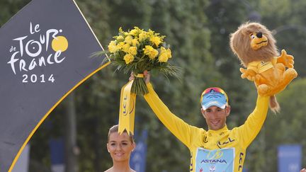 Le cycliste italien Vincenzo Nibali remporte le Tour de France, &agrave; Paris, le 27 juillet 2014. (JEAN-PAUL PELISSIER / REUTERS)