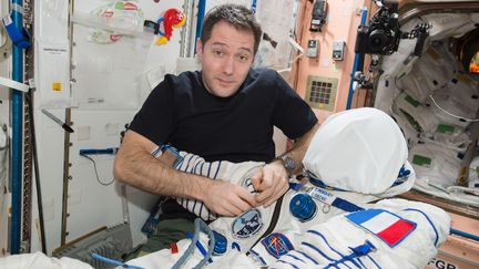 Atelier couture avec Oleg sur la Station spatiale : en préparation de notre retour sur Terre, nous avons ajouté nos patchs sur nos scaphandres Sokol (qu’on portera dans le Soyouz). Mais pas d’inquiétude : on ne risque pas de percer la combinaison - et tant mieux : elle nous protègera en cas d’incendie ou de dépressurisation soudaine. (ESA/NASA)