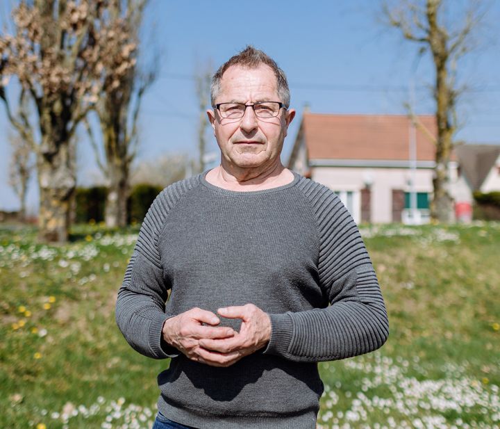 Jean Depierre pose sur le parking d'un supermarché à Tergnier (Aisne), le 24 mars 2022. (PIERRE MOREL / FRANCEINFO)