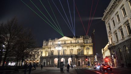 Des rayons&nbsp;lumineux verts, bleus et rouges dans la nuit de Milan, le 7 décembre 2020, pour une réouverture de la Scala dans des conditions très particulières du fait de la pandémie de coronavirus. (MATTEO CORNER / ANSA / MAXPPP)