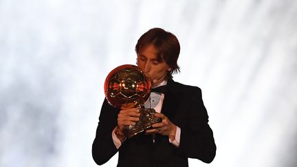 Luka Modric remporte le Ballon d'or 2018 au Grand Palais, à Paris, le 3 décembre 2018.&nbsp; (FRANCK FIFE / AFP)