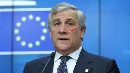 Le président du Parlement européen Antonio Tajani s'est présenté avec une marque rouge sous l'œil lors d'une conférence de presse, dimanche 25 novembre 2018 à Bruxelles (Belgique). (DURSUN AYDEMIR / ANADOLU AGENCY / AFP)