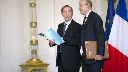 Claude Guéant et Alain Juppé quittent l'Elysée, le 28 mars 2012. (AFP - Lionel Bonaventure)