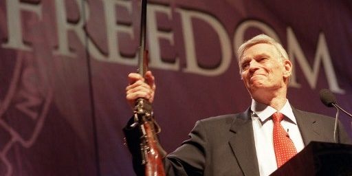 Le défunt acteur et ancien président de la NRA, Charlton Heston, à la convention de l'association pro-armes, le 27 avril 2002 à Reno, au Nevada. (GETTY IMAGES/CANDICE TOWELL)