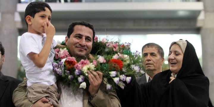 Le scientifique nucléaire iranien, Shahral Amiri accueilli par sa famille le 15 juillet 2010 à l'aéroport de Téhéran. Accusé d'espionnage au profit du grand Satan, il a été pendu le 3 août 2016. (ATTA KENARE/AFP)