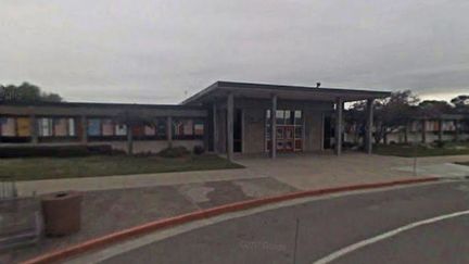 Un professeur du lycée de Seaside, en Californie (Etats-Unis), a accidentellement tiré en l'air en plein cours, mercredi 14 mars 2018.&nbsp; (GOOGLE STREETVIEW)