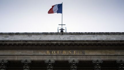 Le drapeau français flotte sur la bourse de Paris. (OLIVIER MORIN / AFP)