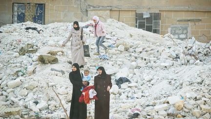 &nbsp; (Des habitants dans les ruines d'Alep©MAXPPP)