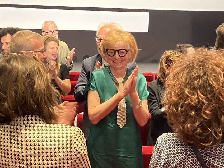 La réalisatrice Claire Simon, au Festival de Cannes pour présenter son film documentaire "Apprendre", le 20 mai 2024. (LAURENCE HOUOT / FRANCEINFO CULTURE)