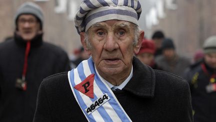 Un survivant de l'Holocauste marche dans l'ancien camp d'extermination d'Auschwitz (Pologne) &agrave; l'occasion du 69&egrave;me anniversaire de la lib&eacute;ration de ce camp, le 27 janvier 2014. (KACPER PEMPEL / REUTERS)