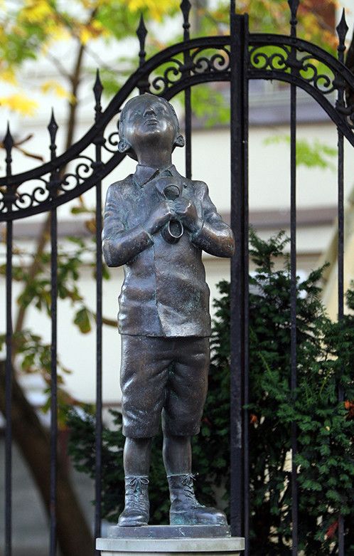 Statue représentant Romain Gary enfant, Vilnius
 (PETRAS MALUKAS / AFP)