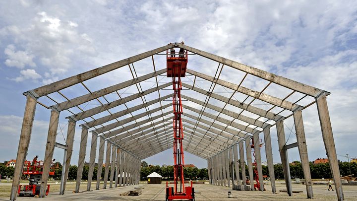 Lors de la construction d'une des grandes tentes de l'Oktoberfest,&nbsp;&agrave; Munich (Bavi&egrave;re, Allemagne), le 22 juillet 2009. (JOERG KOCH / DDP / AFP)